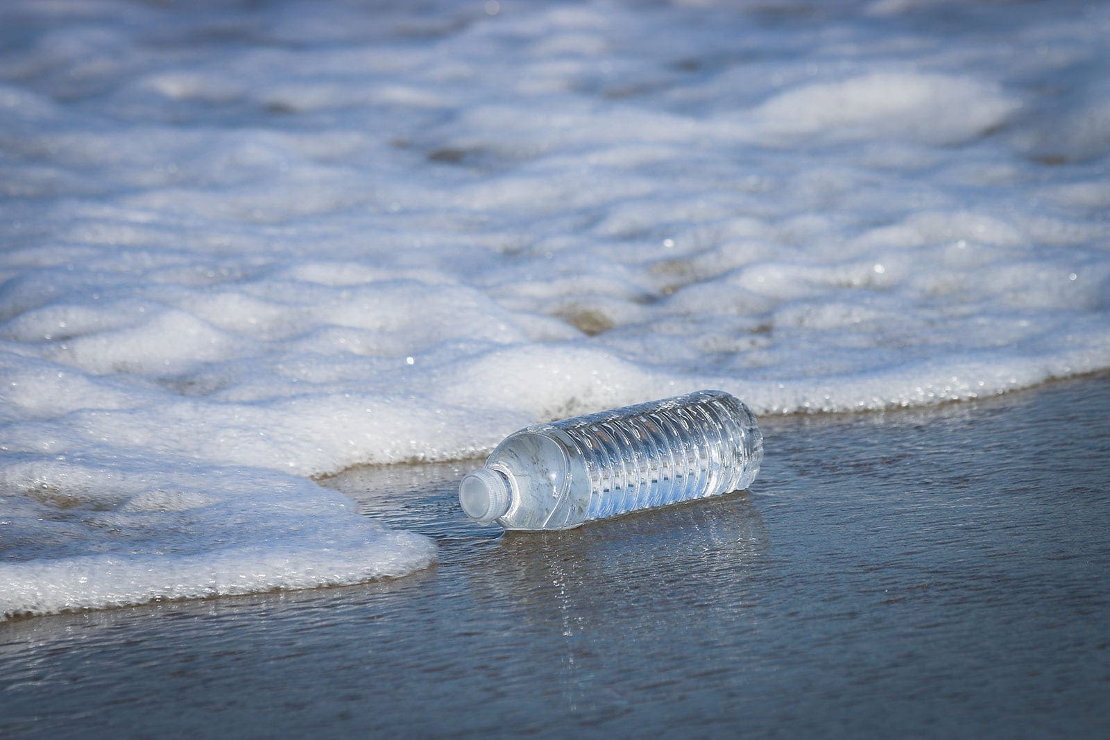 Plastic bottle in the ocean_Aquaporin blog